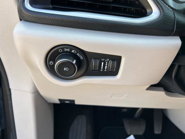 Certified 2023 Chrysler Pacifica Touring-L image 18