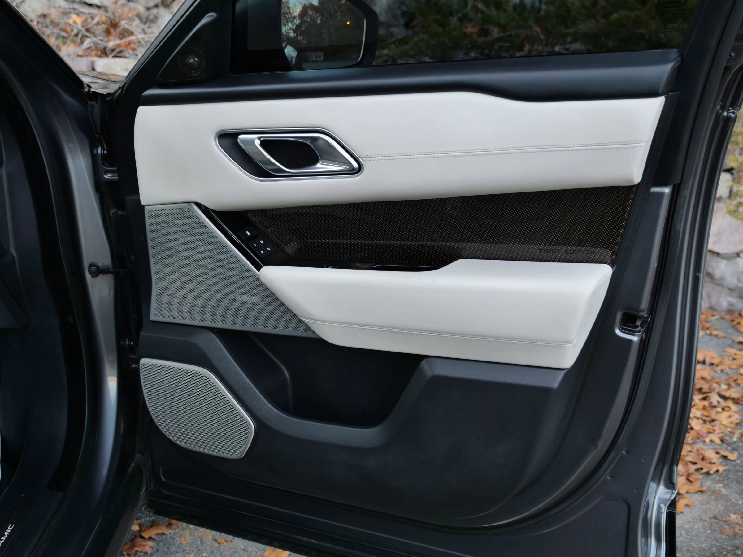 Used 2018 Land Rover Range Rover Velar R-Dynamic HSE image 17