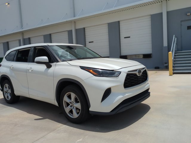 Used 2021 Toyota Highlander L FWD image 3