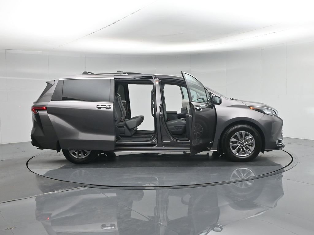 Used 2021 Toyota Sienna XLE FWD image 5