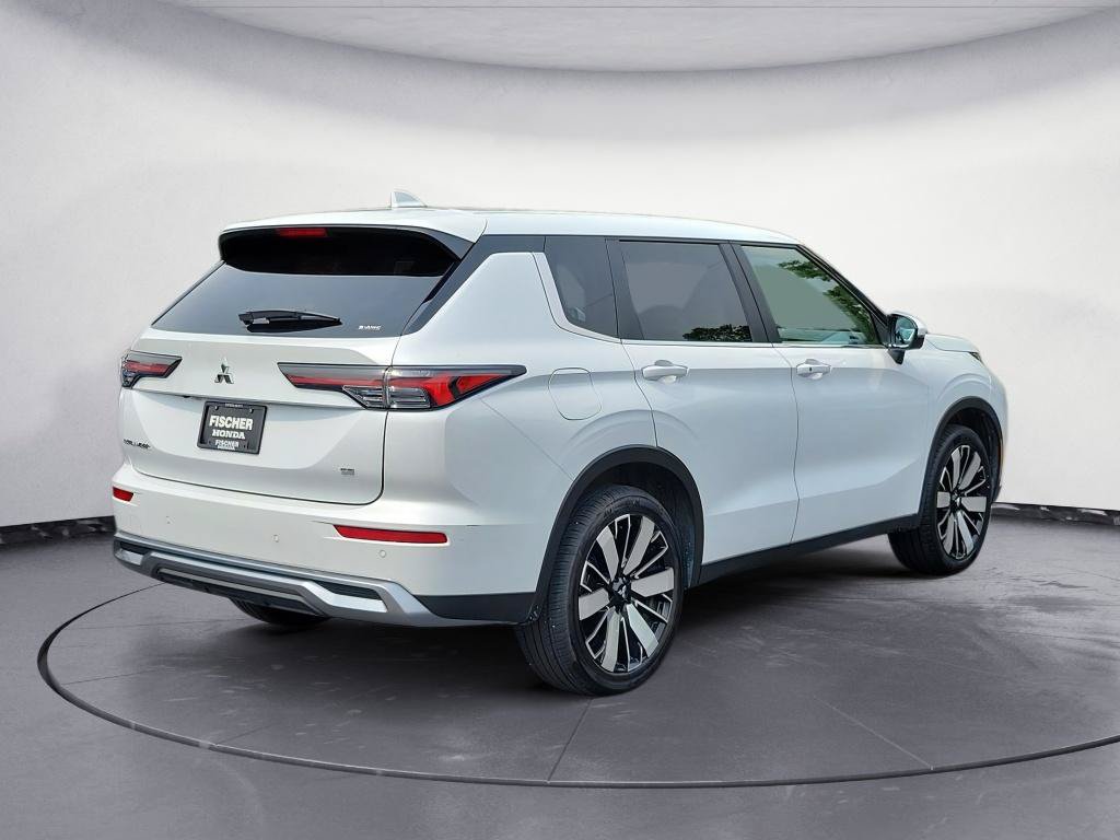 Used 2025 Mitsubishi Outlander SE AWD/4WD image 3