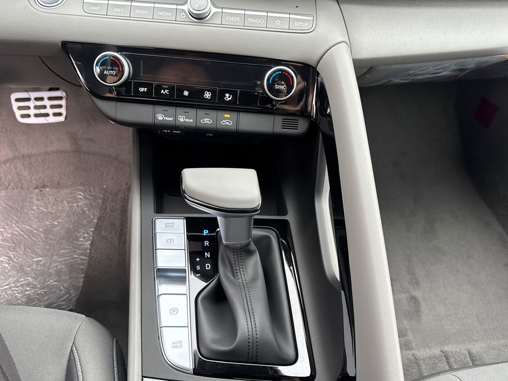 New 2025 Hyundai Elantra SEL image 17