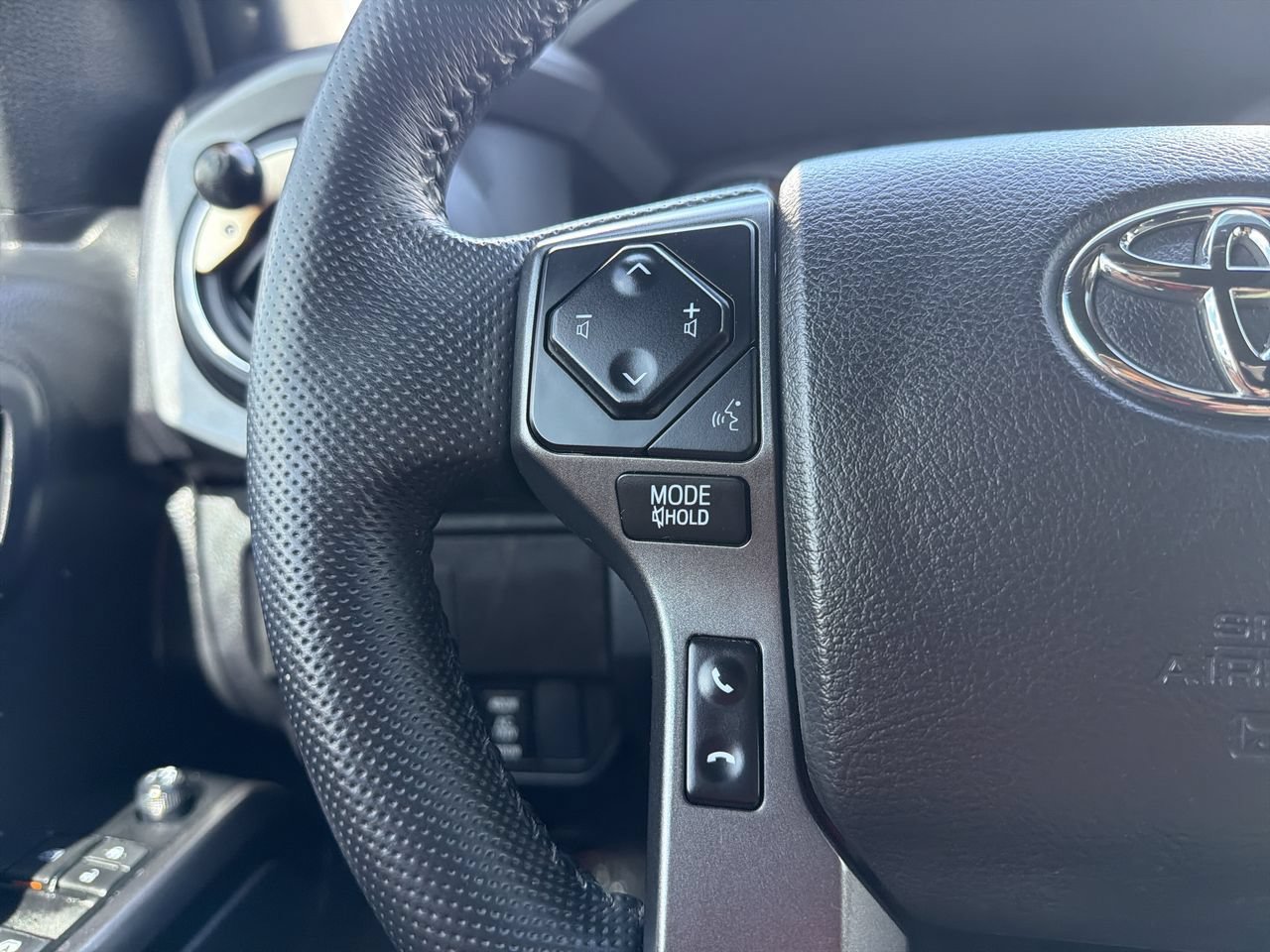 Used 2022 Toyota Tacoma TRD Off-Road AWD/4WD image 25