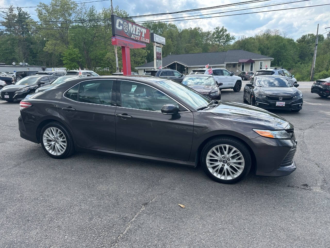 Used 2019 Toyota Camry XLE w/ Carpet Mat Package FWD image 2