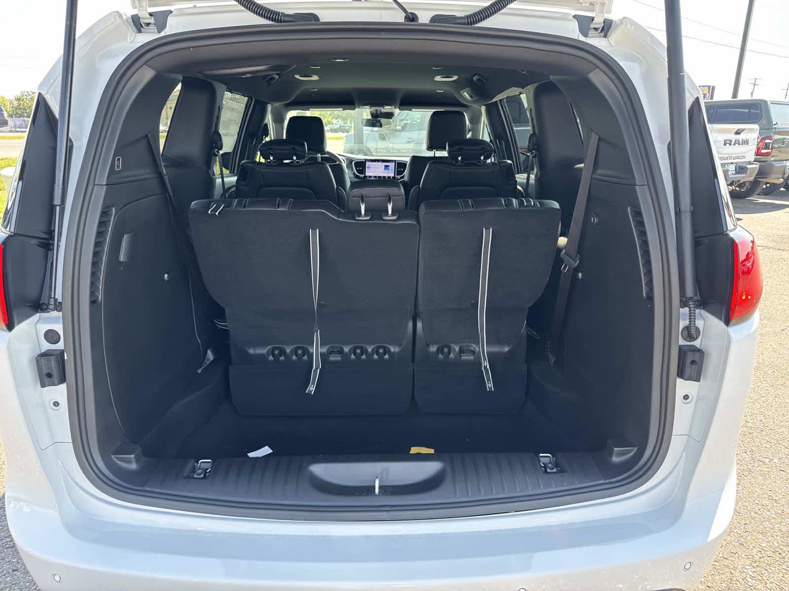 New 2026 Chrysler Voyager LX image 7