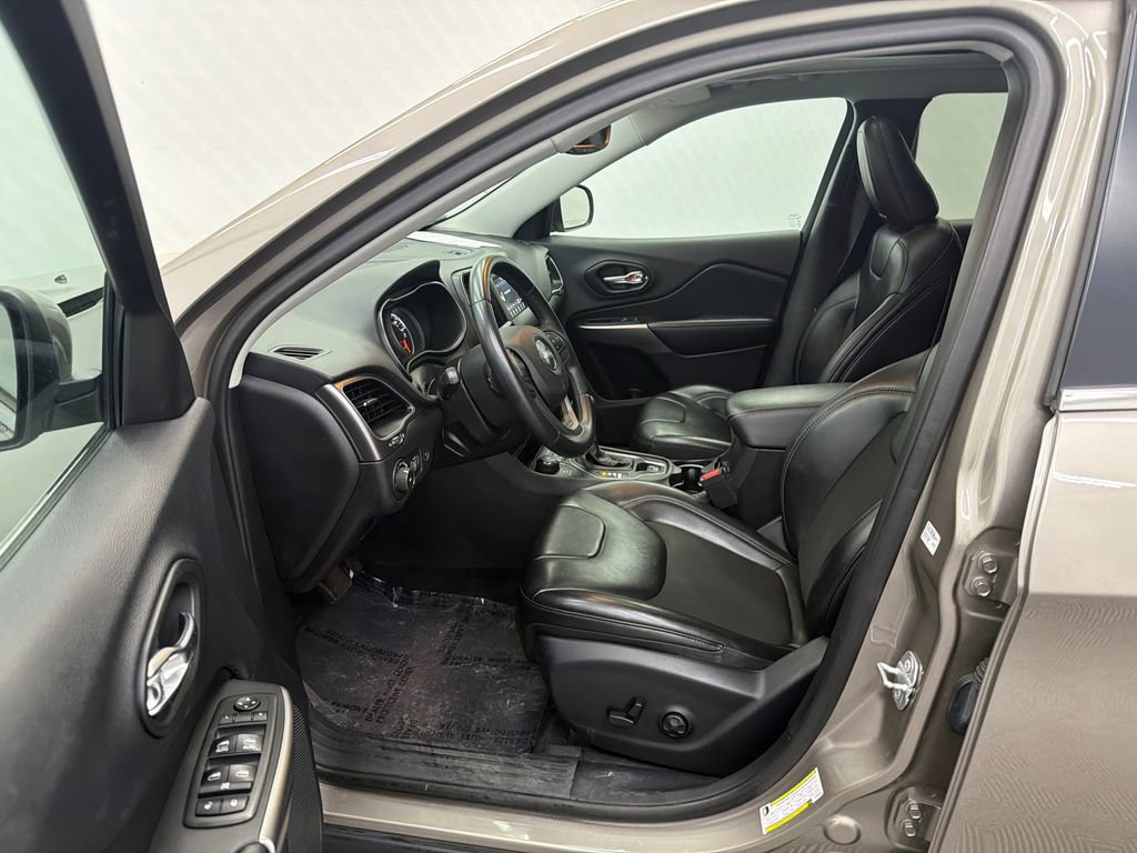 Used 2019 Jeep Cherokee Latitude Plus w/ Comfort/Convenience Group image 9