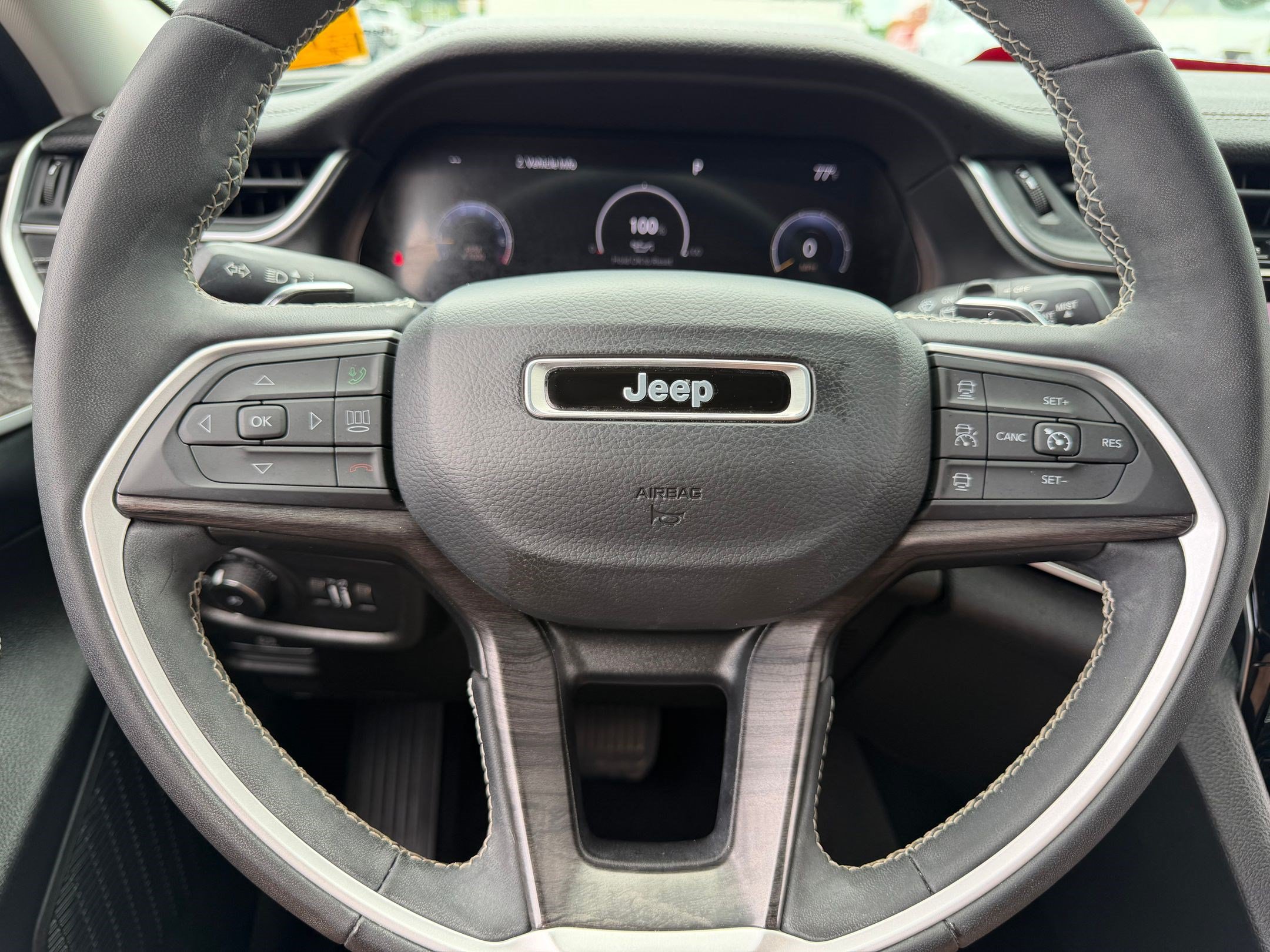 Used 2023 Jeep Grand Cherokee Limited w/ Black Appearance Package RWD image 11