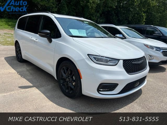Used 2025 Chrysler Pacifica Limited FWD image 2