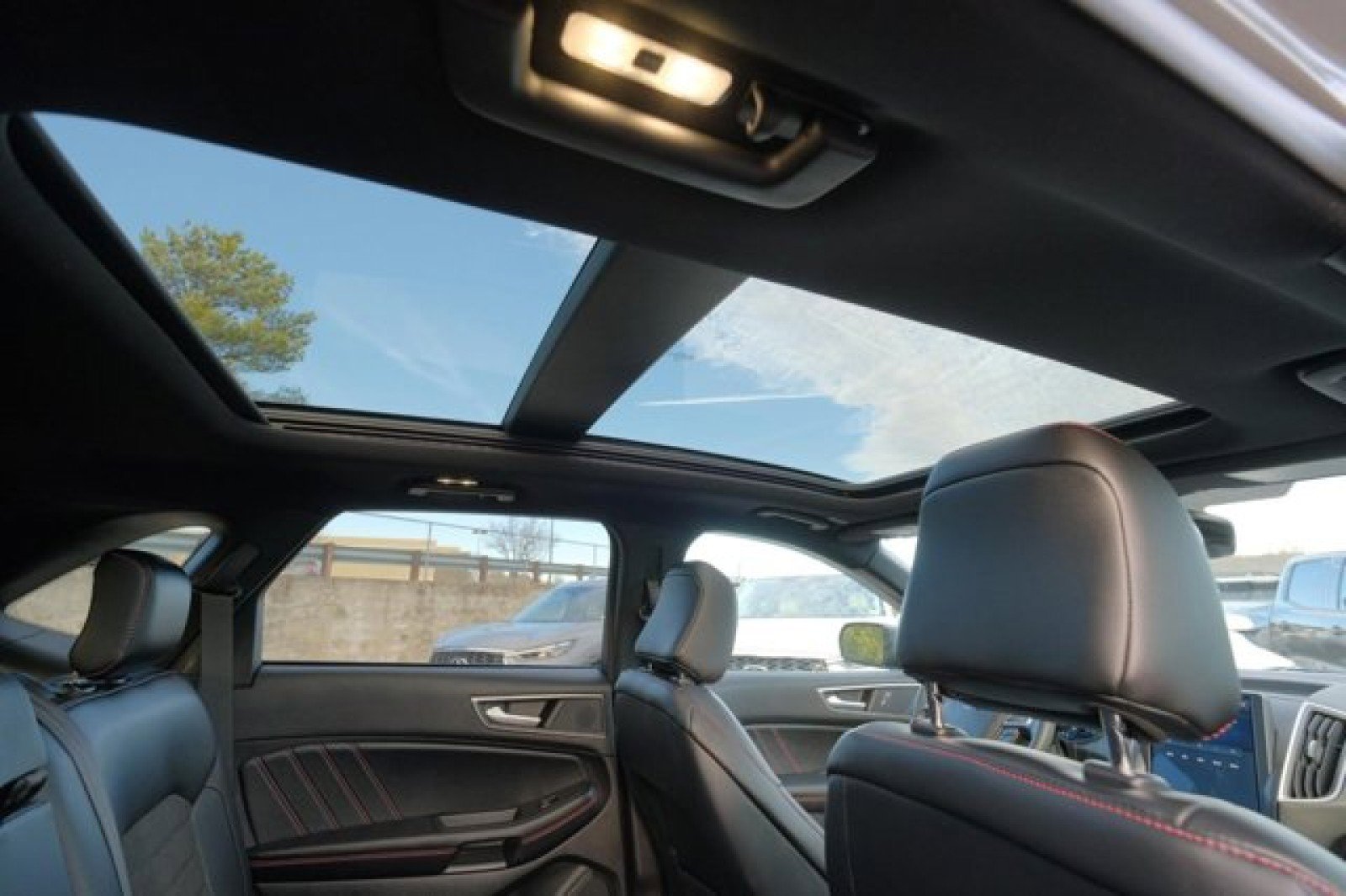 Used 2023 Ford Edge ST-Line w/ Class II Trailer Tow Package AWD/4WD image 17