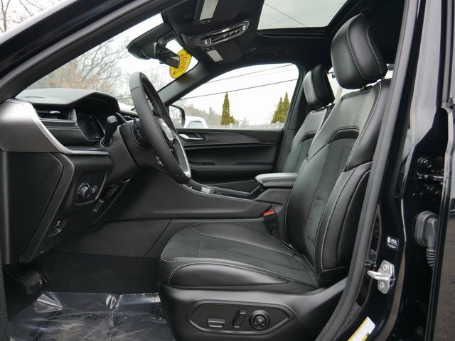 Used 2025 Jeep Grand Cherokee Altitude image 12