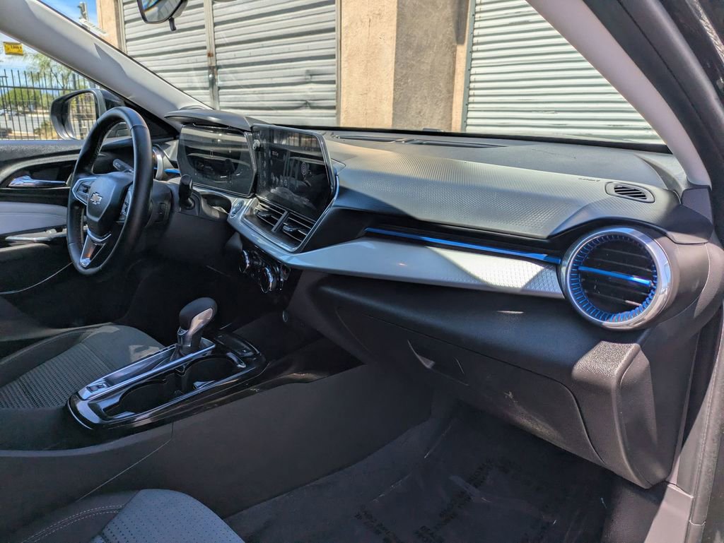 Used 2025 Chevrolet Trax LT w/ LT Convenience Package image 33