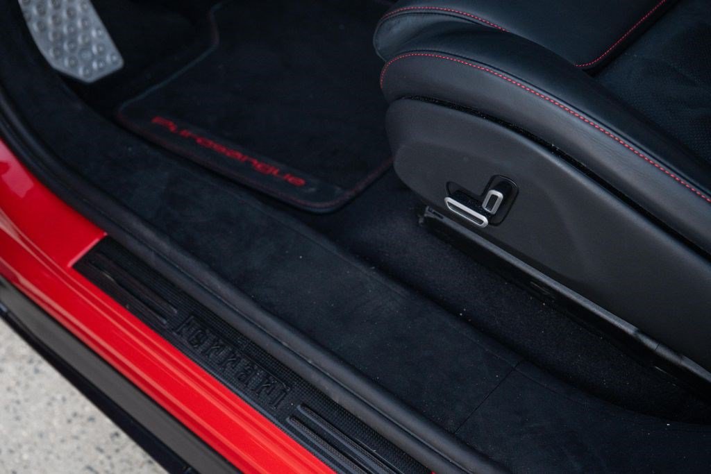 Used 2025 Ferrari Purosangue AWD/4WD image 32