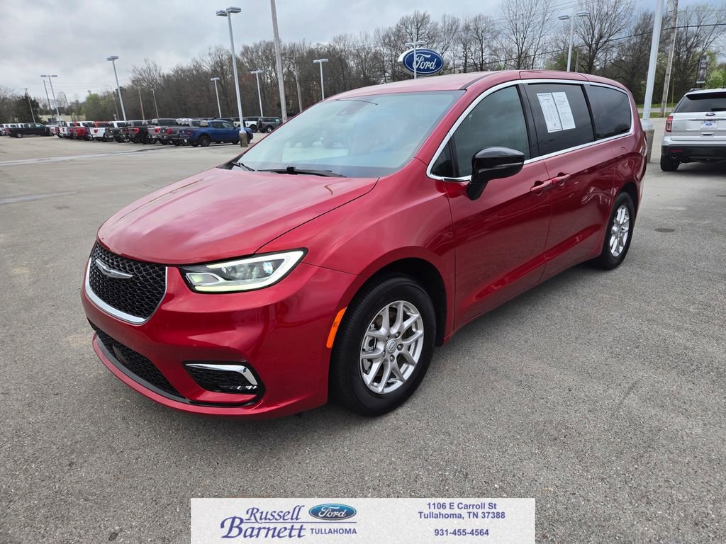 Used 2025 Chrysler Pacifica Select