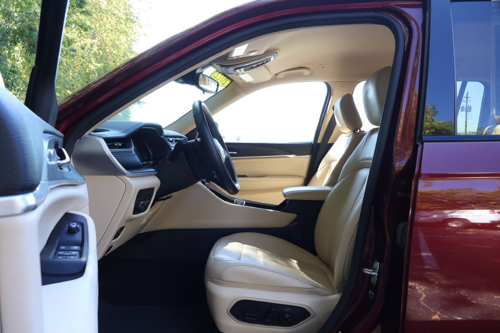Used 2022 Jeep Grand Cherokee L Limited AWD/4WD image 32