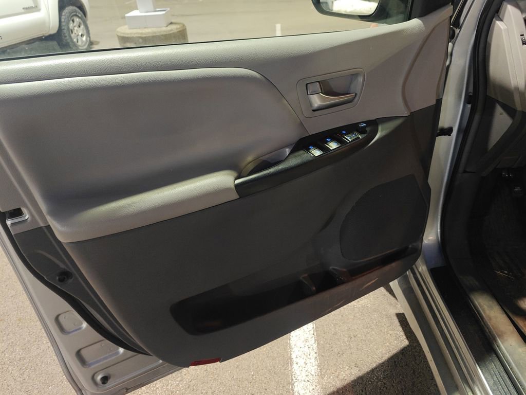 Used 2019 Toyota Sienna LE w/ LE Preferred Package image 6