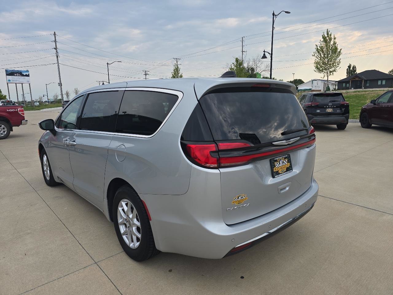 Used 2023 Chrysler Pacifica Touring-L FWD image 3