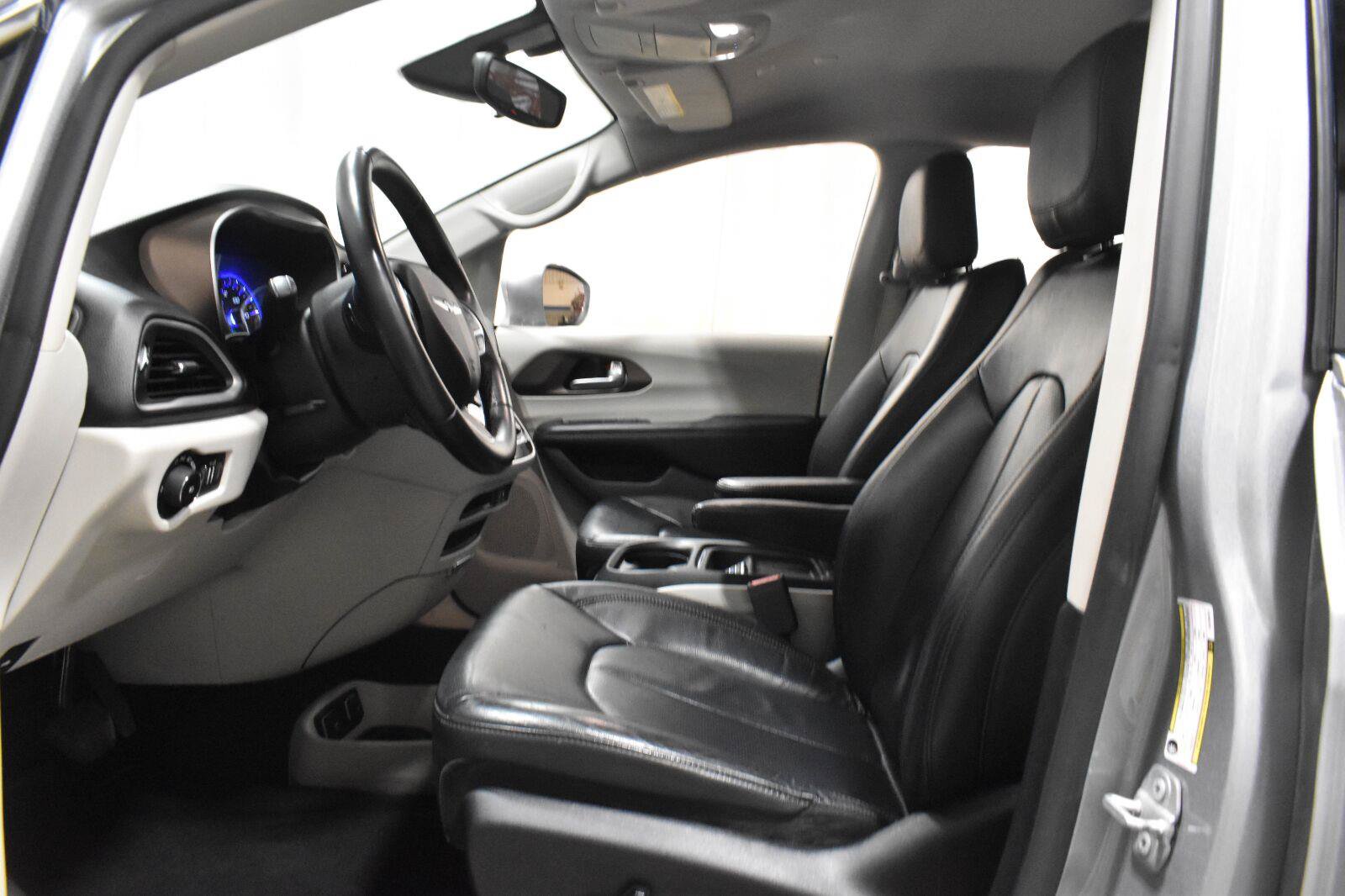 Used 2018 Chrysler Pacifica Touring-L FWD image 3