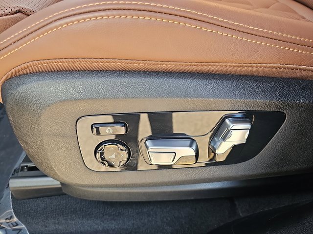 Used 2025 BMW X7 xDrive40i w/ M Sport Package image 32