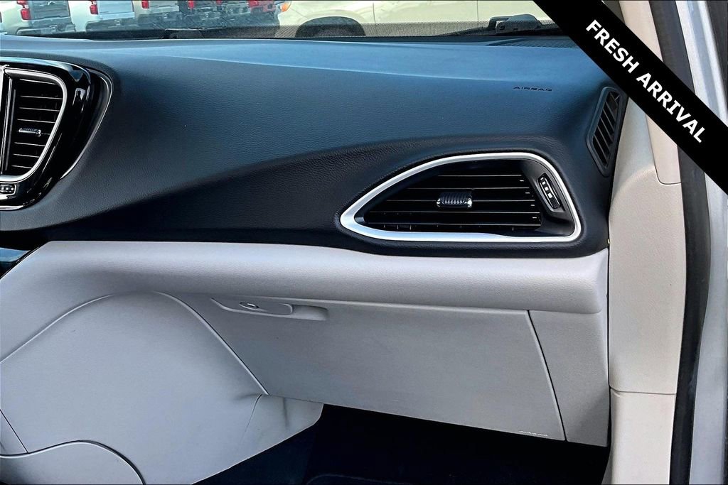Used 2024 Chrysler Pacifica Touring-L image 26