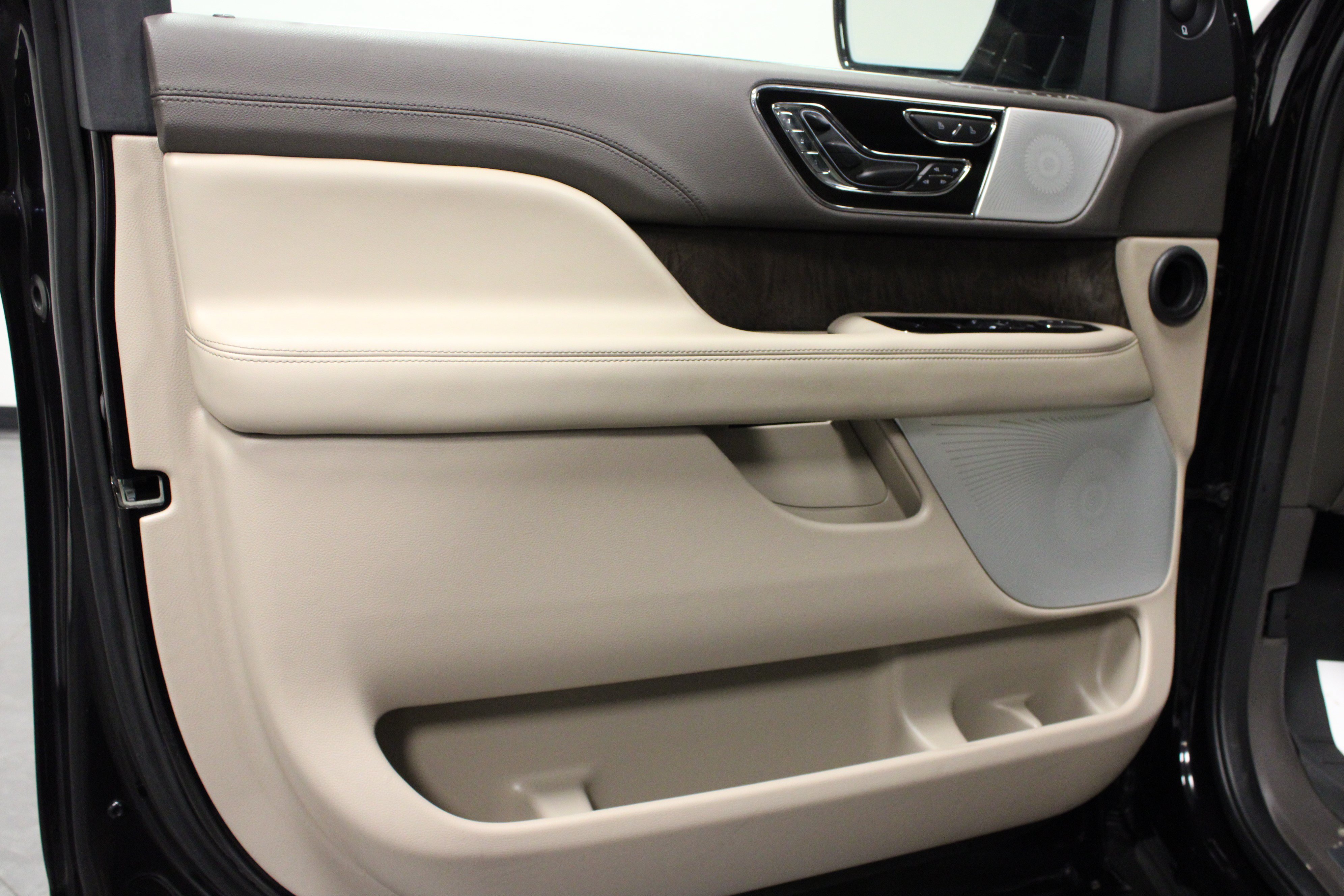 Used 2024 Lincoln Navigator L Reserve AWD/4WD image 11