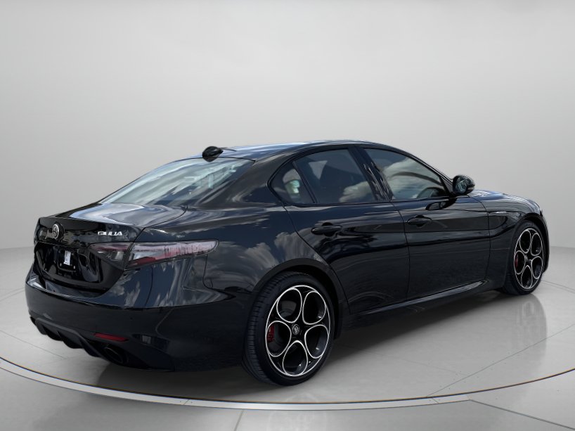 Used 2024 Alfa Romeo Giulia Veloce RWD image 3