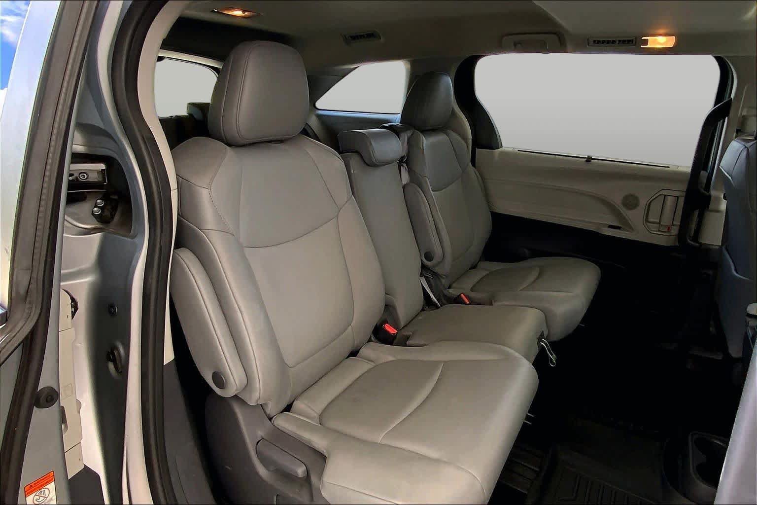 Used 2021 Toyota Sienna XLE FWD image 20