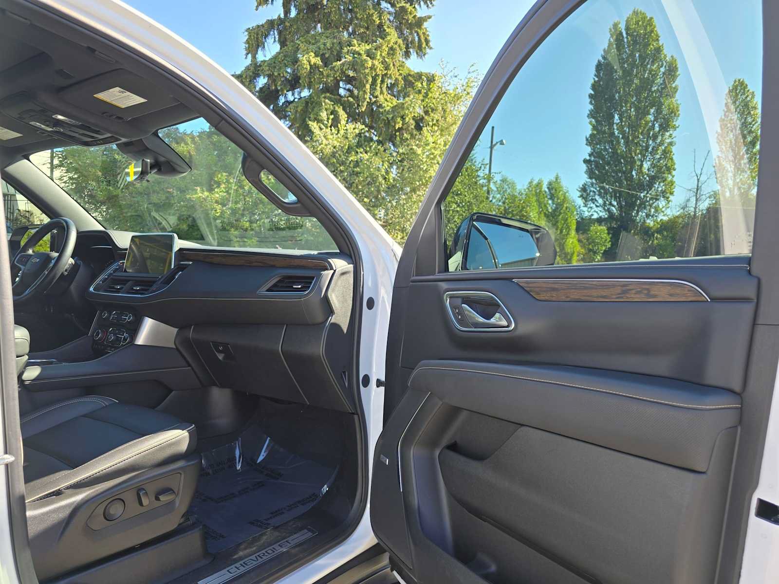 Used 2023 Chevrolet Tahoe Premier w/ Advanced Technology Package AWD/4WD image 11