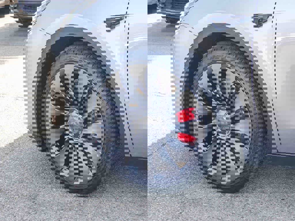 Used 2024 Tesla Model Y Performance image 9