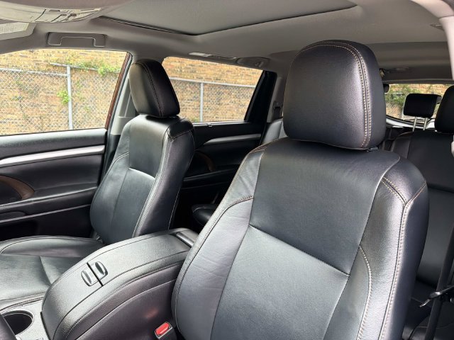 Used 2019 Toyota Highlander XLE AWD/4WD image 22