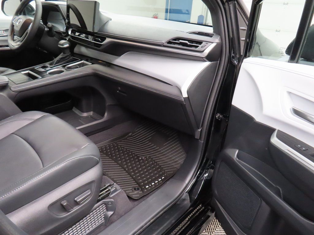 Used 2025 Toyota Sienna XSE image 24