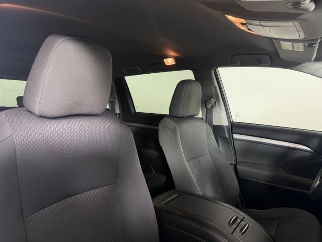 Used 2016 Toyota Highlander LE FWD image 13
