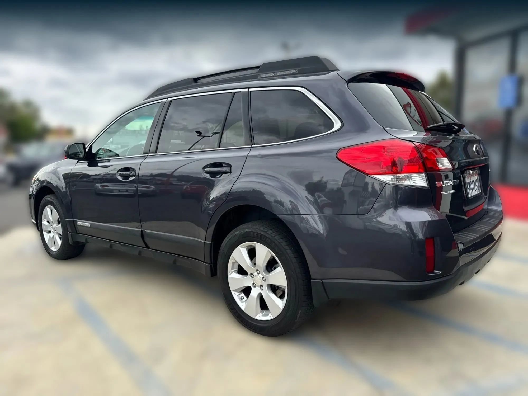 Used 2010 Subaru Outback 2.5i Limited image 3