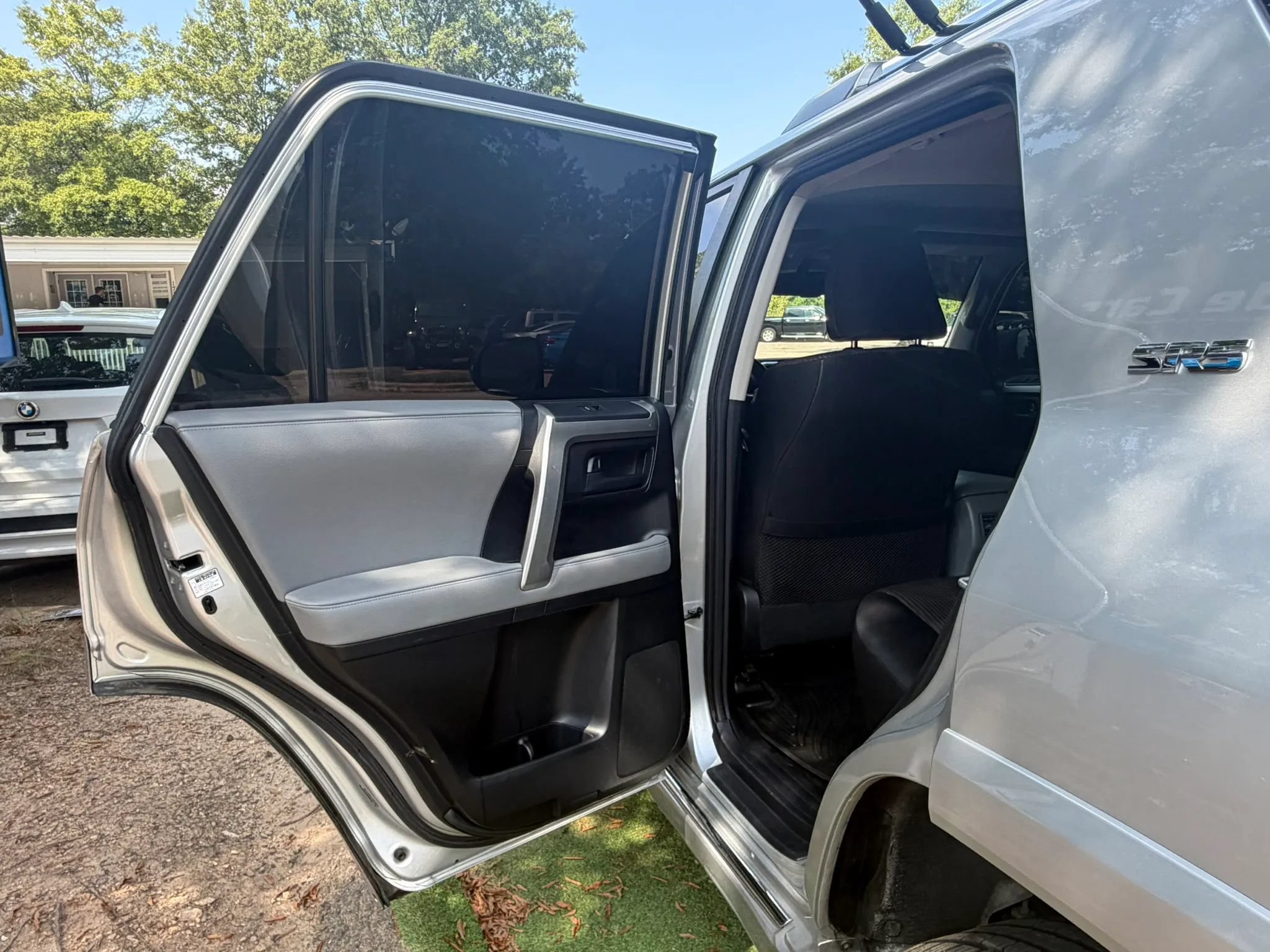 Used 2010 Toyota 4Runner SR5 AWD/4WD image 11