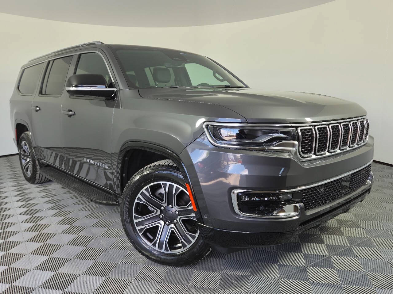 Used 2024 Jeep Wagoneer L Series II w/ Flexible Seating Group AWD/4WD image 1