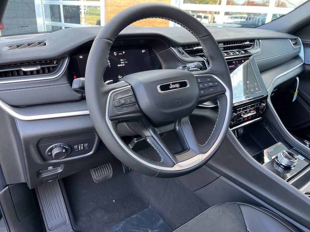 New 2025 Jeep Grand Cherokee Altitude image 4
