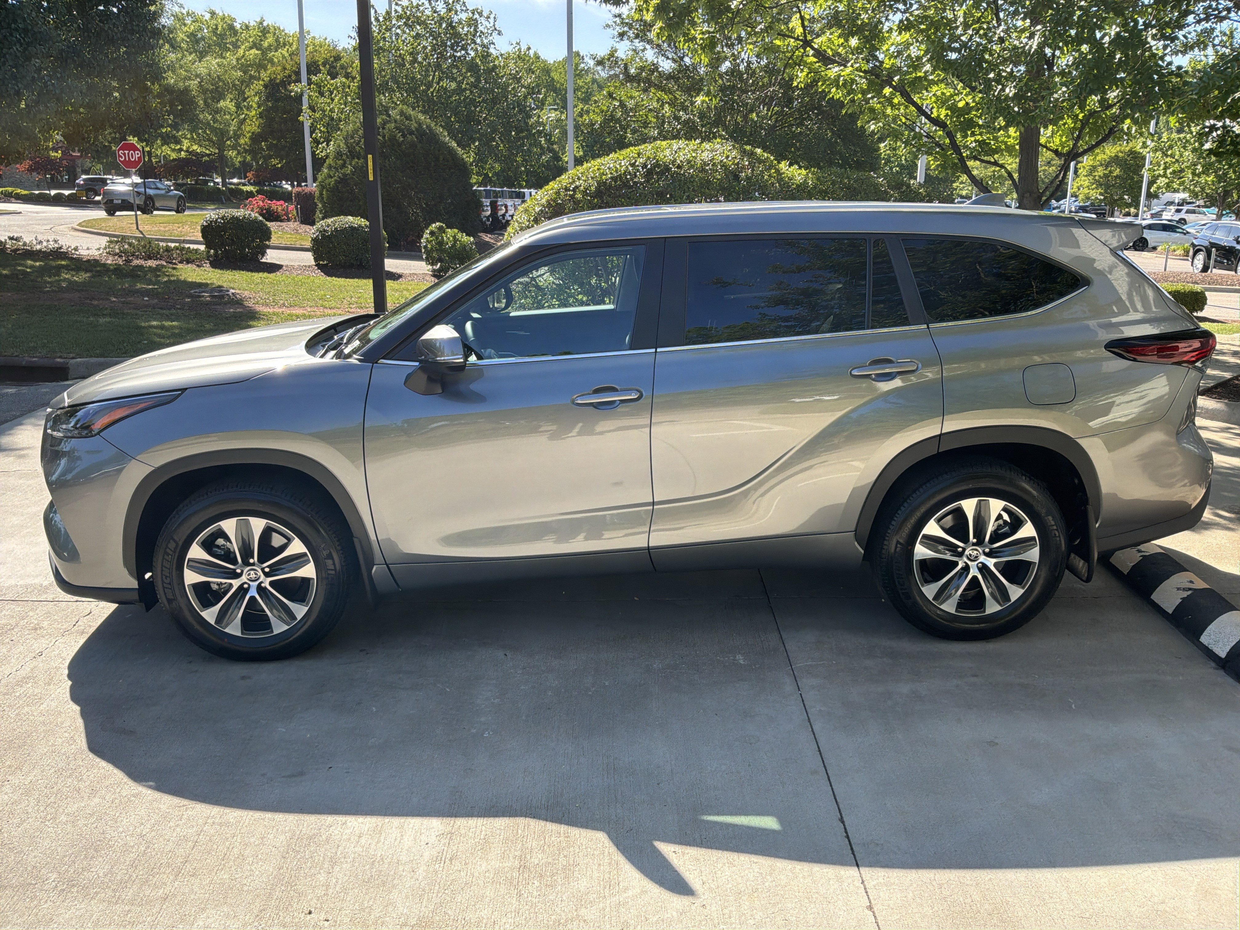 Used 2026 Toyota Highlander XLE AWD/4WD image 7