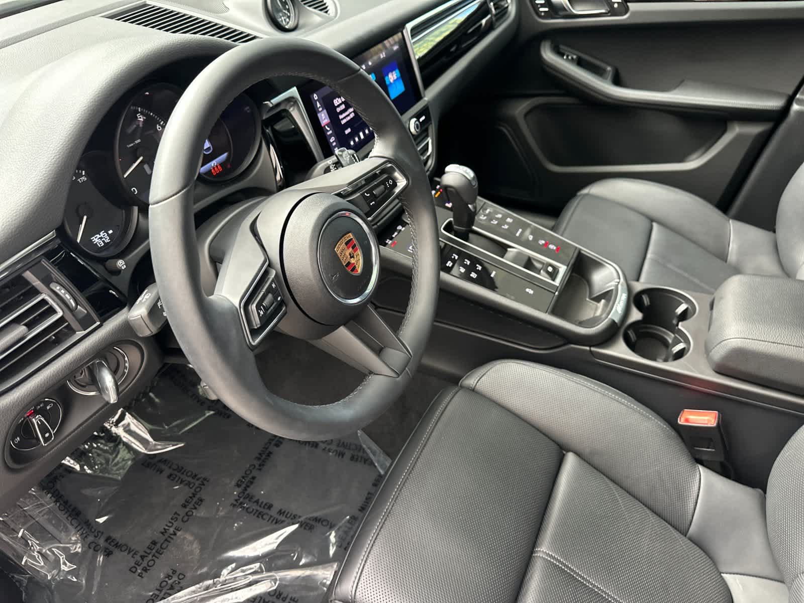 Certified 2025 Porsche Macan AWD/4WD image 4