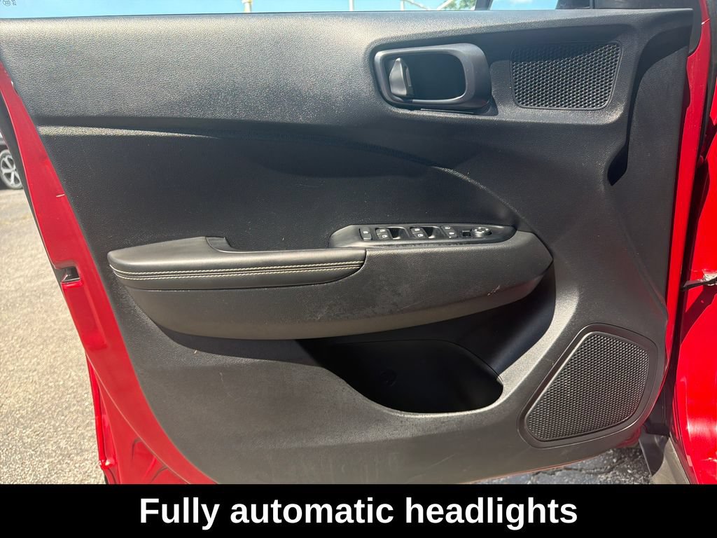 Used 2025 Hyundai Venue Limited FWD image 12