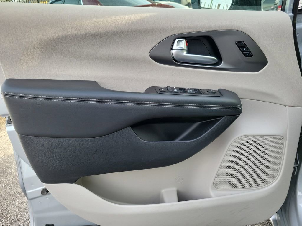 Used 2024 Chrysler Pacifica Touring-L image 18