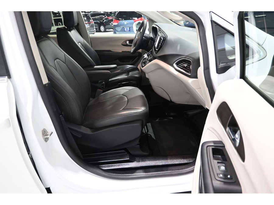 Used 2023 Chrysler Voyager LX FWD image 15