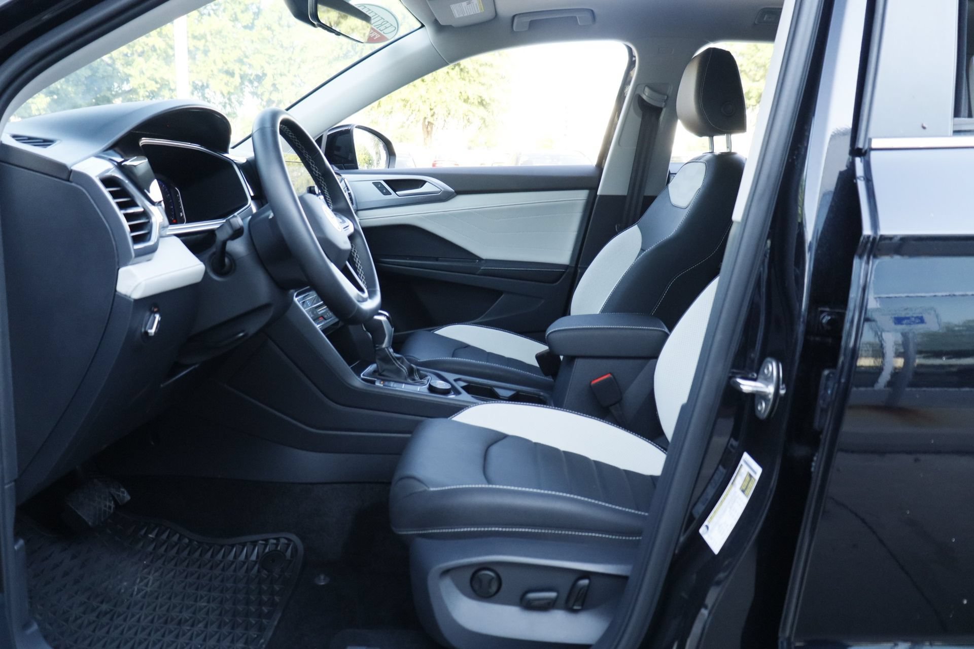 Certified 2025 Volkswagen Taos SEL AWD/4WD image 9