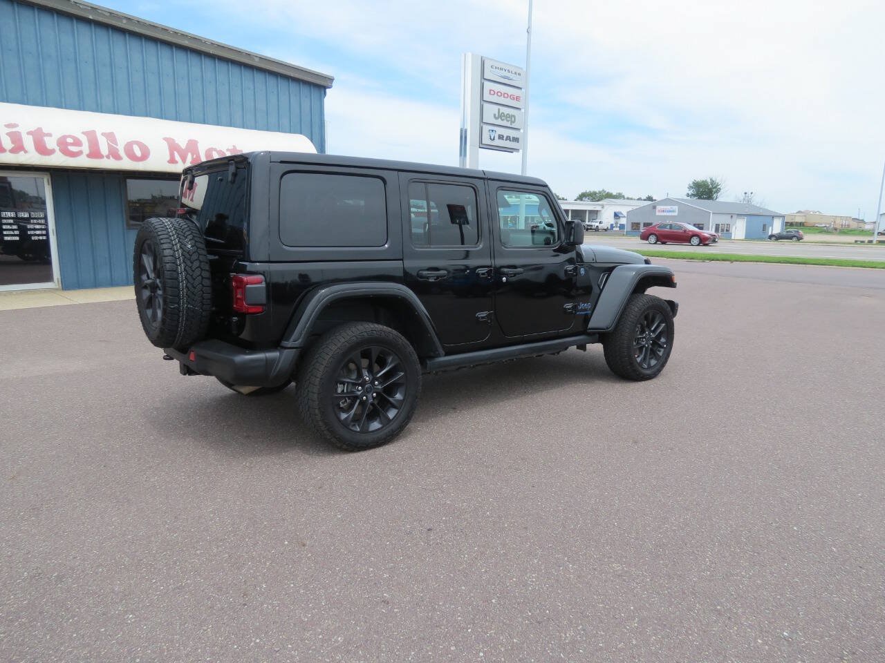Used 2025 Jeep Wrangler Unlimited Sahara AWD/4WD image 6