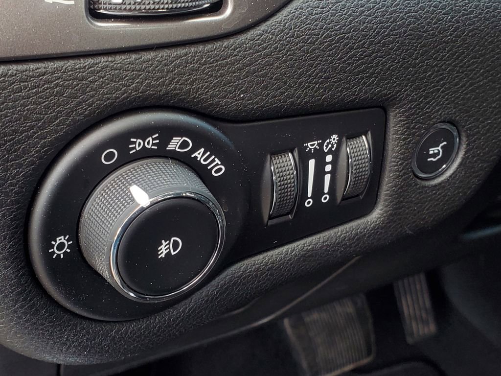 Used 2019 Jeep Cherokee Limited image 16