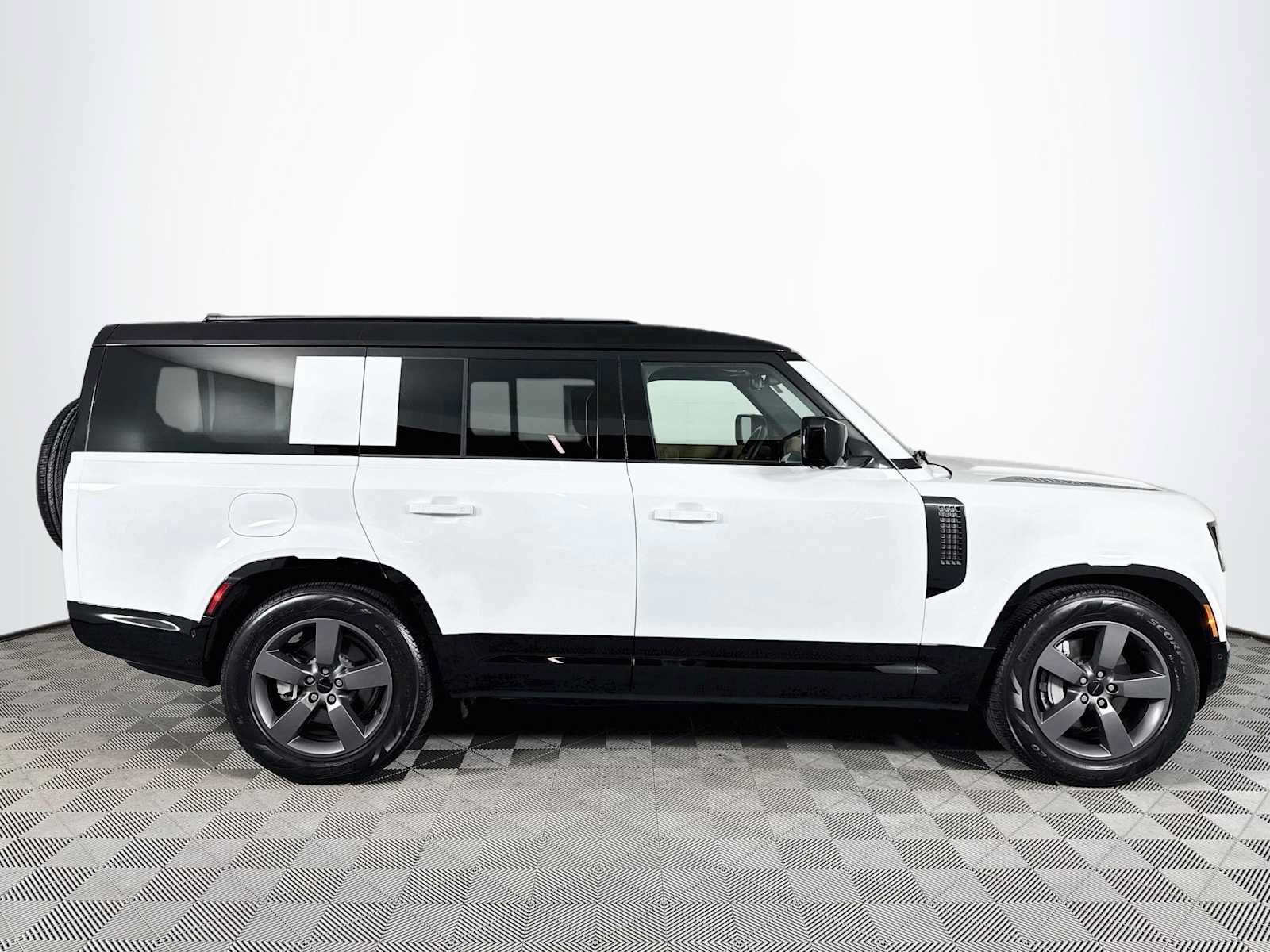 Used 2026 Land Rover Defender 130 X-Dynamic SE AWD/4WD image 4