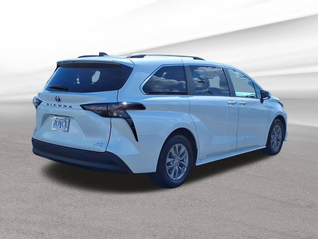 Used 2024 Toyota Sienna XLE FWD image 6