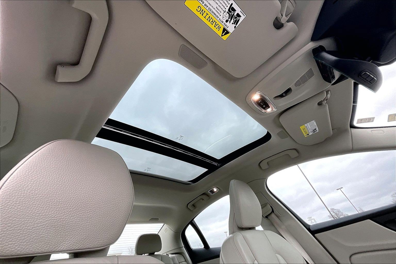 Used 2022 Volvo S60 T8 Inscription image 12