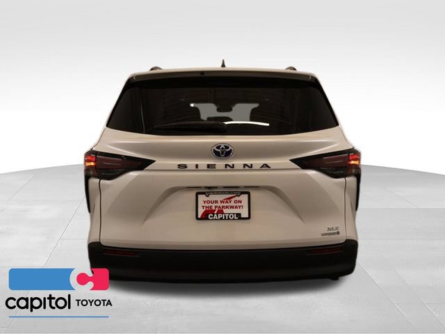Used 2024 Toyota Sienna XLE FWD image 3