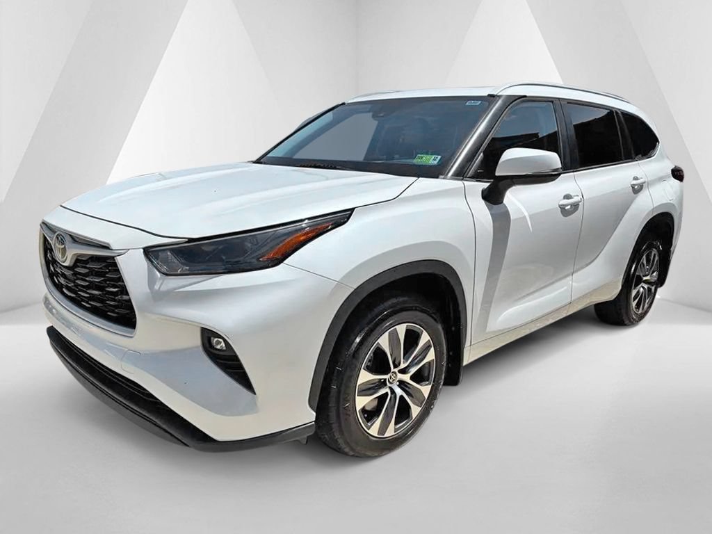 Used 2023 Toyota Highlander XLE FWD image 3