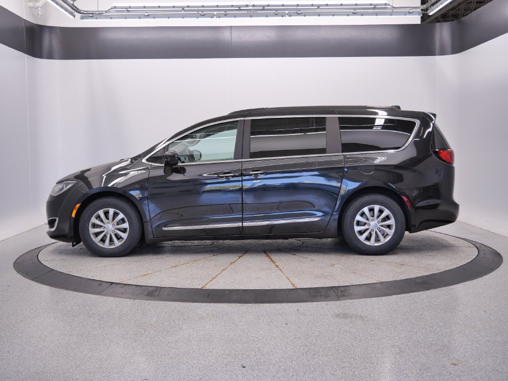 Certified 2017 Chrysler Pacifica Touring-L FWD image 2