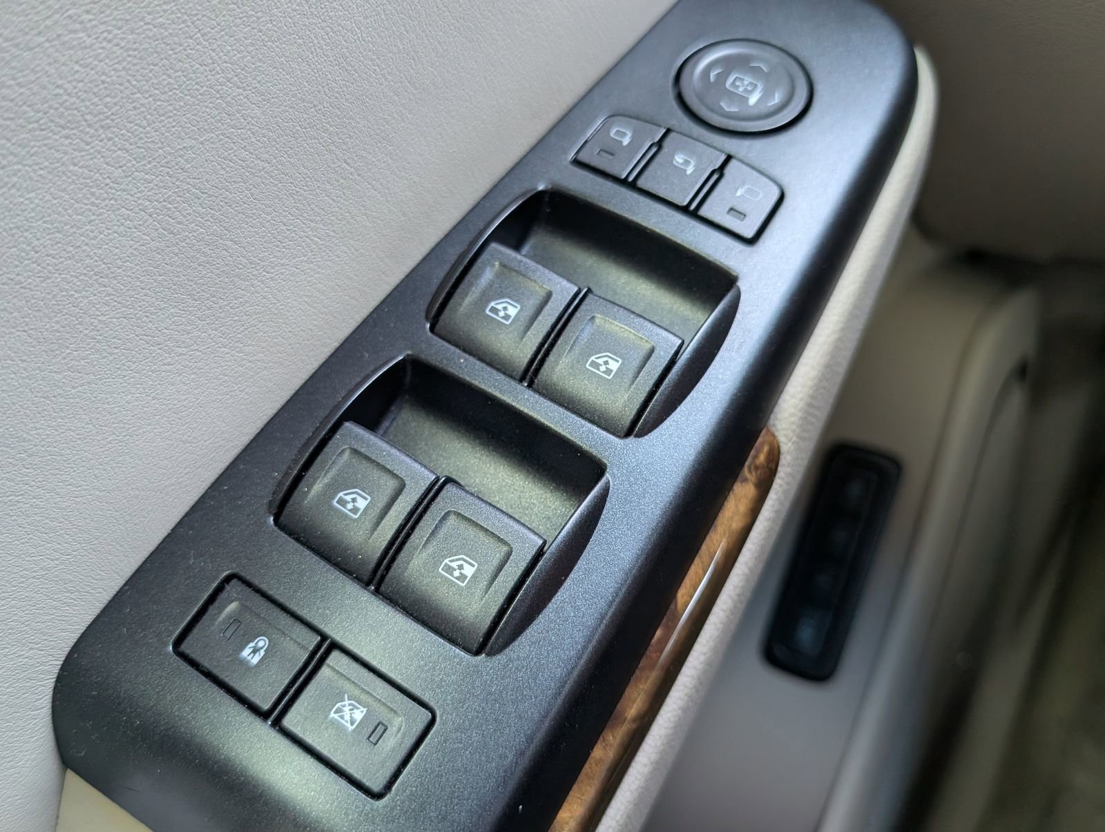 Used 2015 GMC Yukon Denali w/ Open Road Package image 23